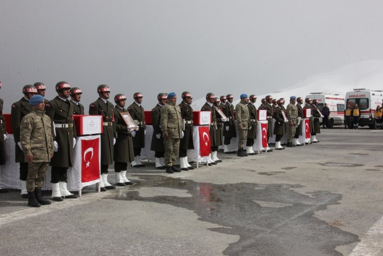 Hakkari’de şehit askerler için tören düzenlendi
