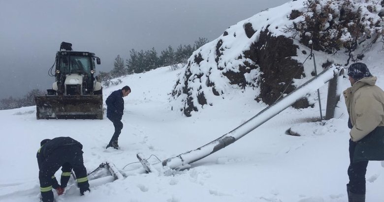 Manisa’da kar ve fırtına 2 elektrik direğini devirdi