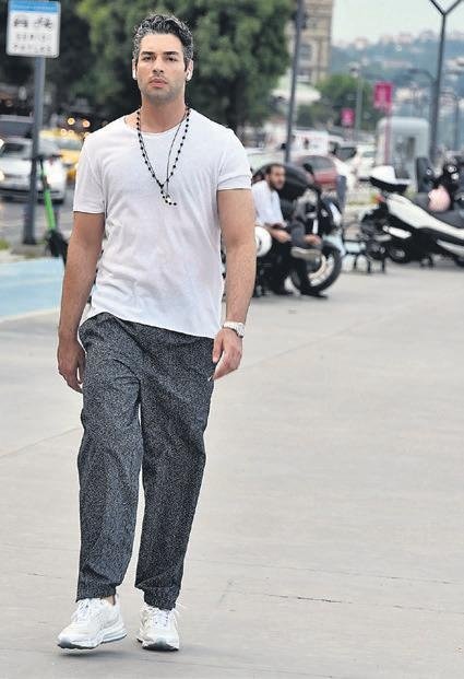 Hem dinledi hem çekti