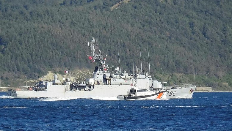 Fransız savaş gemisi, Türk botları eşliğinde Çanakkale’den geçti