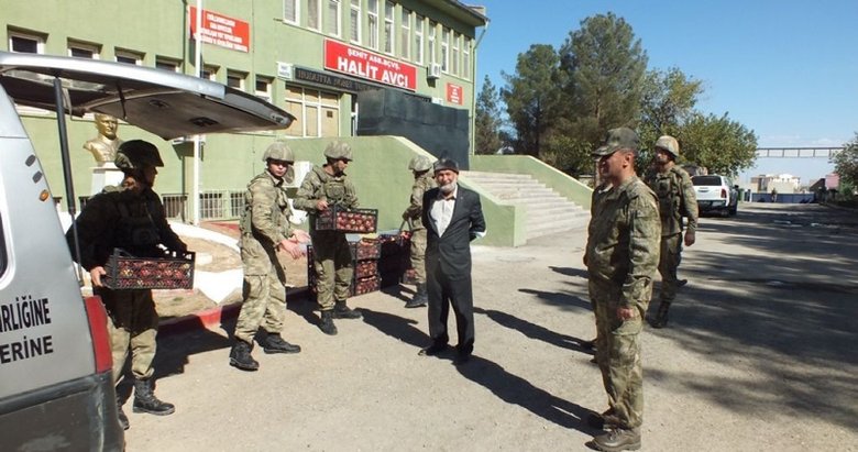 Elmacı Dede bahçesinde yetiştirdiği elmaları Mehmetçik’e götürdü