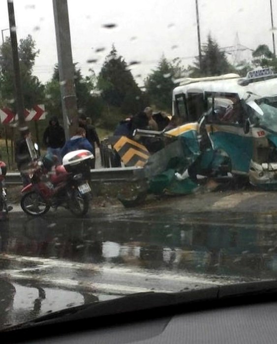 İzmir’de yolcu minibüsü bariyere çarptı