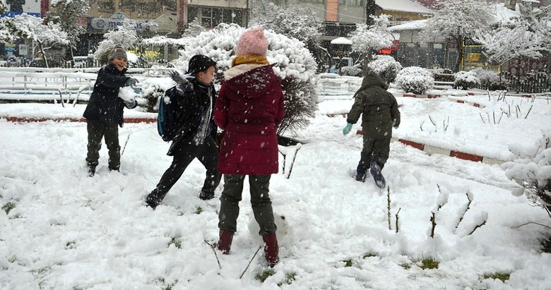 Son dakika kar tatili açıklaması! Hangi il ve ilçelerde okullar tatil edildi?
