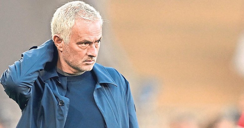 Mourinho kalıyor