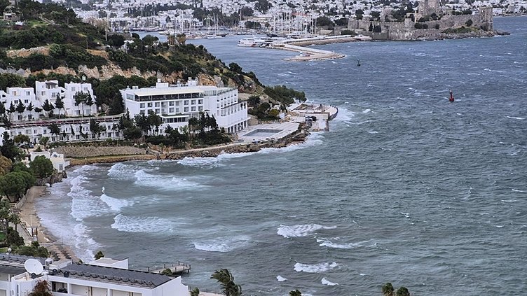 Bodrum’u fırtına vurdu! Feribot seferleri iptal