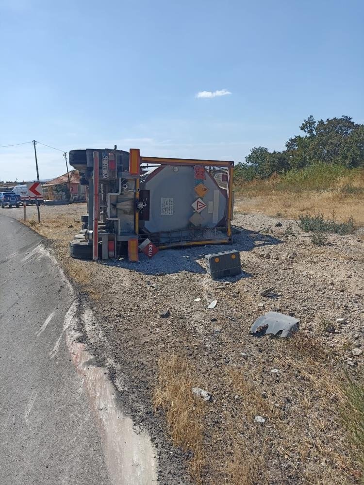 Balıkesir’de TIR kazası: Kimyasal madde sızıntısına karşı tedbir alındı