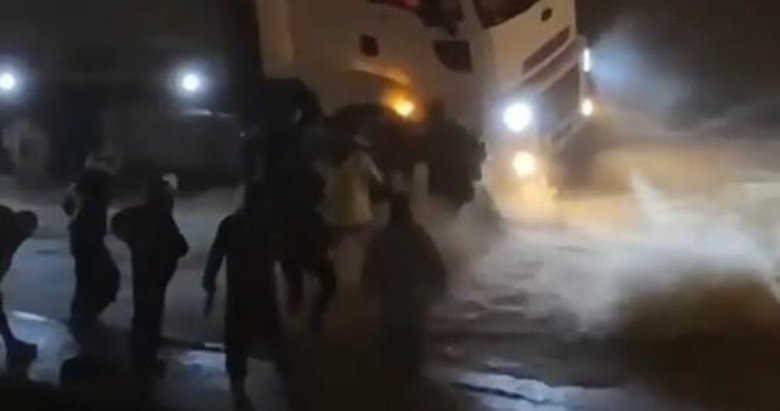 İzmir’de sel felaketi! Sulara kapılan kadın son anda kurtarıldı