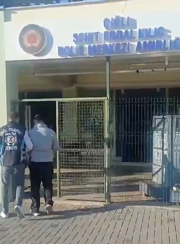 İzmir’de tekmeler havada uçuştu! Trafikte tartıştığı kişinin otomobilini tekmeleyen şahsa ceza yağdı