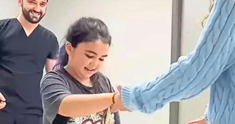 Depremzede Hilal sevgiyle ayağa kalktı