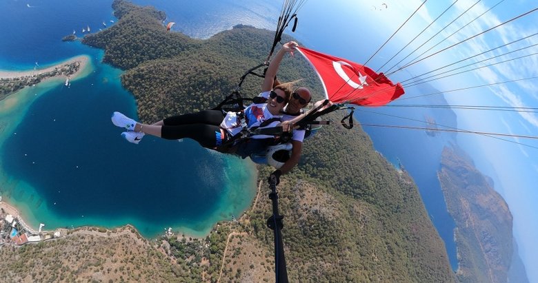 Milli güreşçi Yasemin Adar Yiğit, Muğla’da yamaç paraşütünde Türk bayrağı açtı