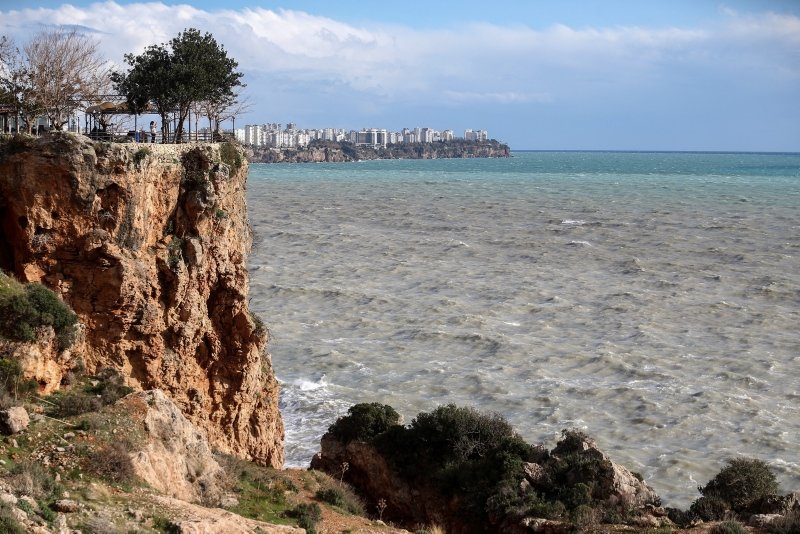 Antalya’da sağanak sonrası oluşan çamurlu su denizin rengi değiştirdi