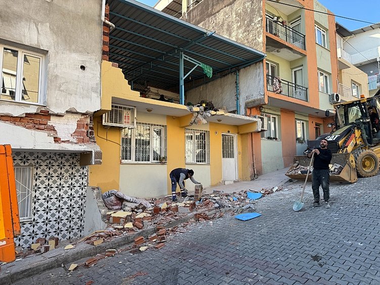 İzmir’de facianın eşiğinden dönüldü! Kamyon evin duvarını yıktı