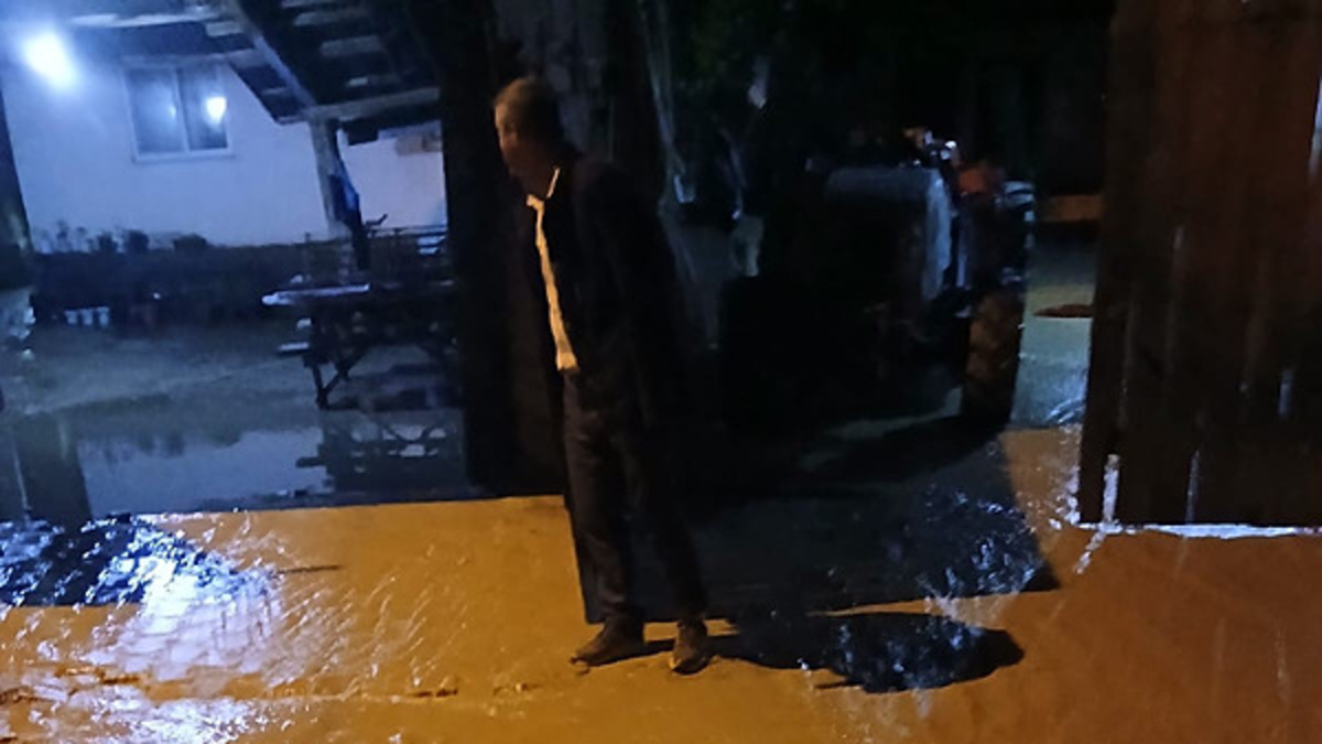 Evler suların altında kaldı! Şiddetli yağış olumsuz etkiledi