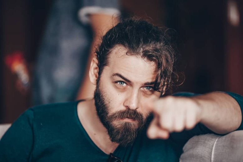 Tuğkan Gönültaş Elraenn: Sosyal medya sevgisizliğin karşılığı gibi!