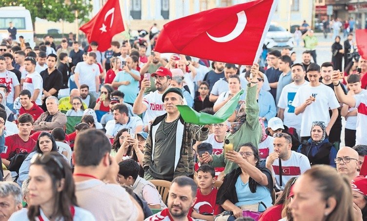Türkiye meydanlara aktı