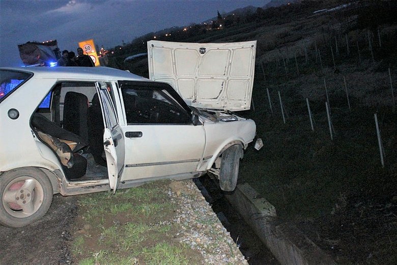 İzmir’de kaza yapan otomobil yol kenarında asılı kaldı