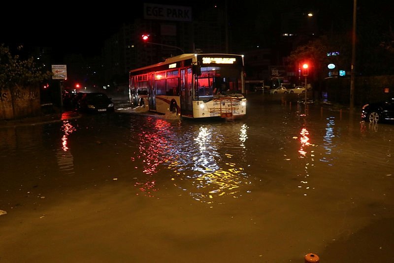 İzmir’i sel ve fırtına vurdu! Caddeleri su bastı