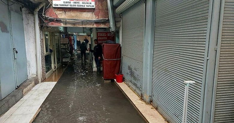 Sağanak yağmur İzmir’de etkili oldu, Kemeraltı’nda işhanını su bastı