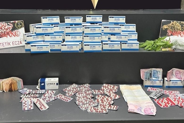 İzmir’de ekiplerden operasyon! Binlerce sentetik hap ele geçirildi