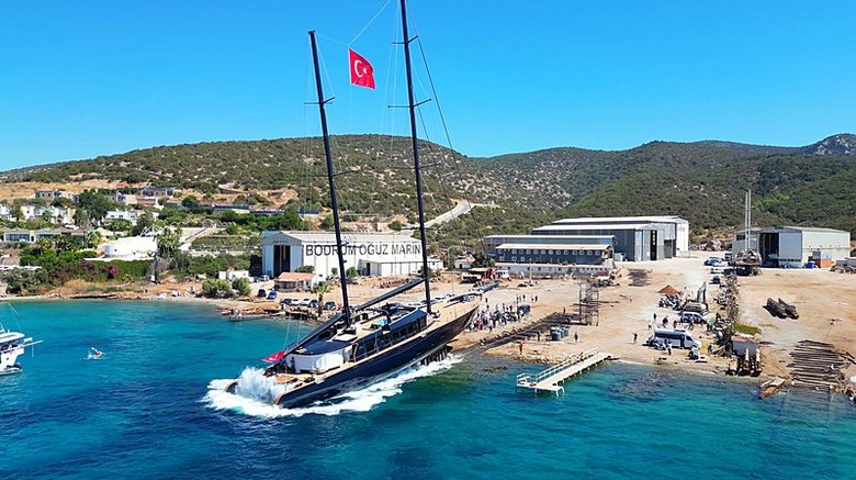 Bodrum’da 7 yılda tamamlanan 50 metrelik yelkenli denize indirildi