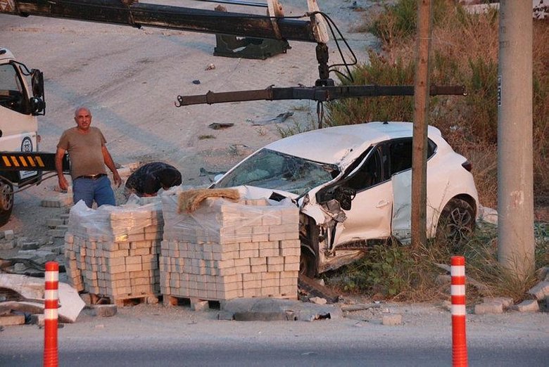 Freni boşalan vinç otomobili ezdi, şarampole uçtu