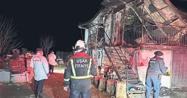 Yaşlı çift alevlerin arasında can verdi