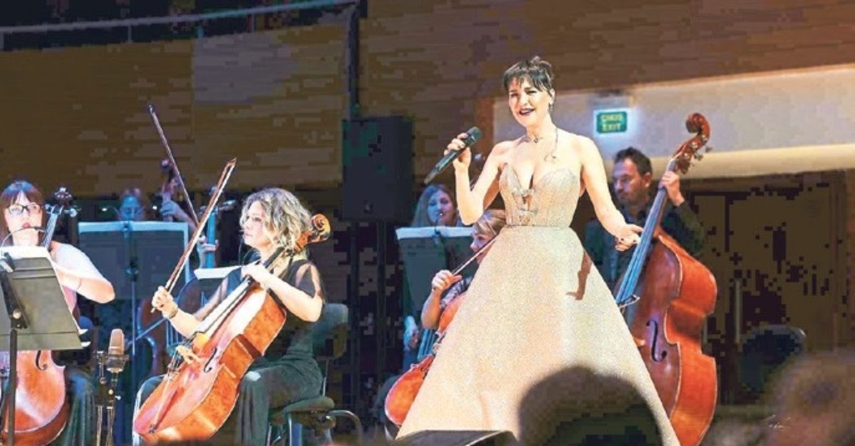 Hem söyledi hem yönetti