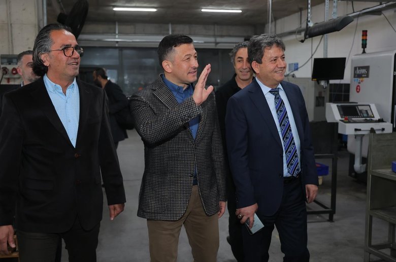 Cumhur İttifakı İzmir adayı Hamza Dağ ile CHP’li gençler arasında güldüren diyalog