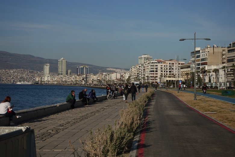 İzmir’de hava sıcaklığının artmasıyla sahilde yoğunluk gözlendi