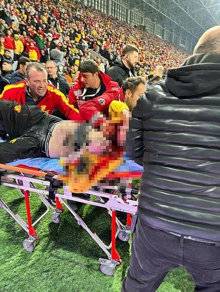 Göztepe - Altay maçında olaylar çıktı: Tribüne fişek, kaleciye sopalı saldırı!