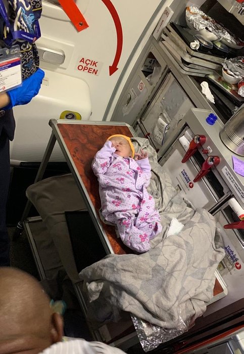 Hamile yolcu THY uçağında doğum yaptı