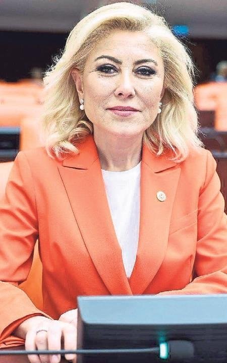 Vekil Şebnem Bursalı Dr. Sadık Ahmet’i andı