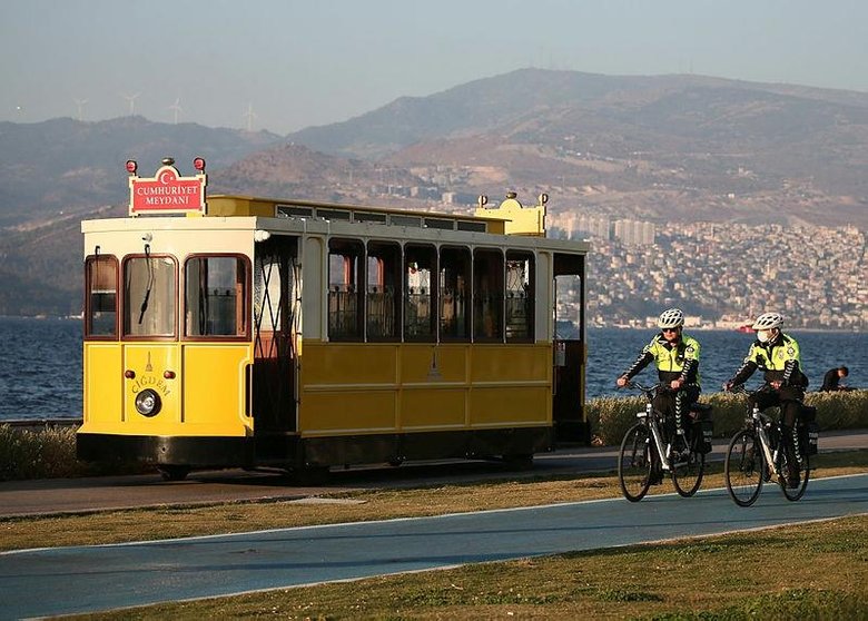 İzmir’in Beyaz Kırlangıçları bisiklet yollarının güvenliği için pedala bastı