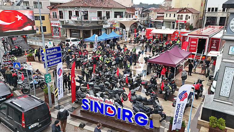 motosiklet-tutkunlarindan-sindirgili-depremzedelere-anlamli-ziyaret-1768142122474.png