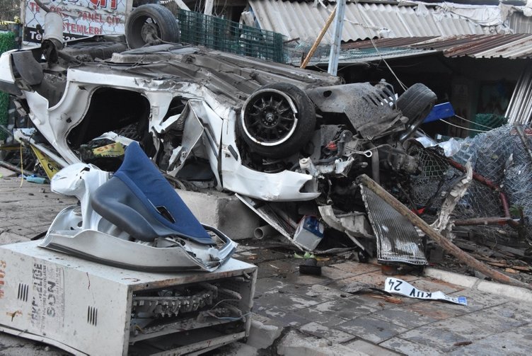 İzmir Çiğli’de takla atan araçta can pazarı: 2 ölü, 1 yaralı