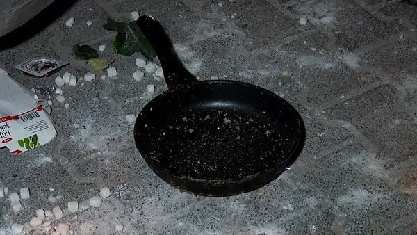 Telefonunu bulamayınca sinir krizi geçirdi: Eline geçeni camdan aşağı attı!