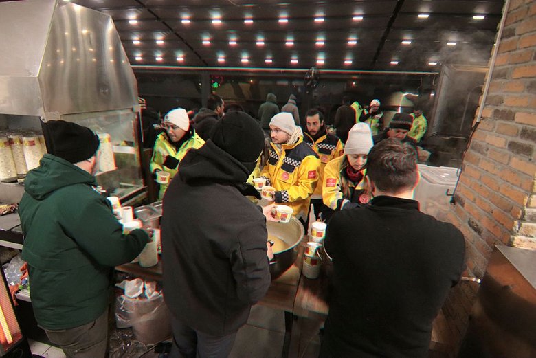 Ünlü şef, afet bölgesine lokanta kurdu