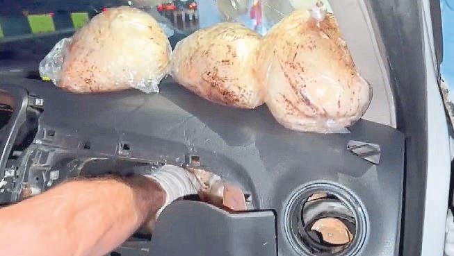 Durdurulan araçtan 8 kilo zehir çıktı