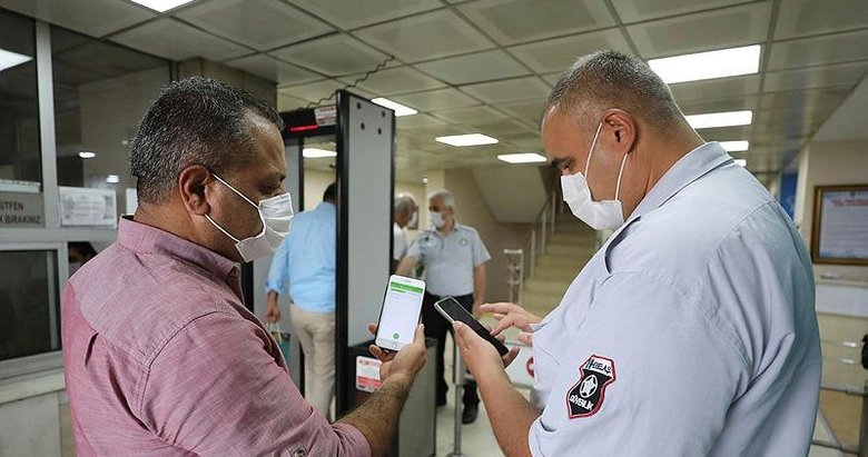 İzmir’de vatandaşların HES Kodu memnuniyeti: Kendimizi daha güvende hissediyoruz
