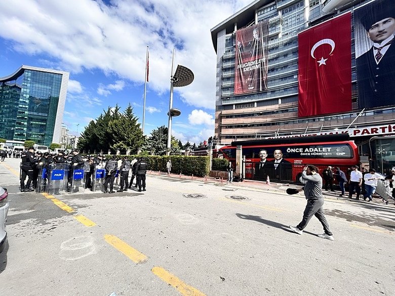 son-dakika-chp-genel-merkezi-onunde-tahliye-gerginligi-1779607977380.jpeg
