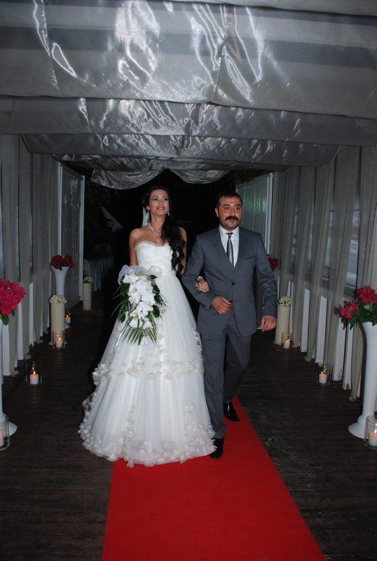 Mustafa Üstündağ ile Ecem Özkaya boşandı! Ünlü çiftin evlilikleri neden bitti?