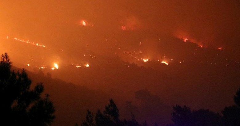 İzmir’deki orman yangını sebebiyle boşaltılan bir site alevlere teslim oldu