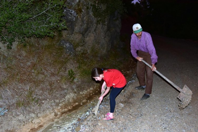 Muğla’da kızının okula gidebilmesi için veresiye parayla yol yaptırdı
