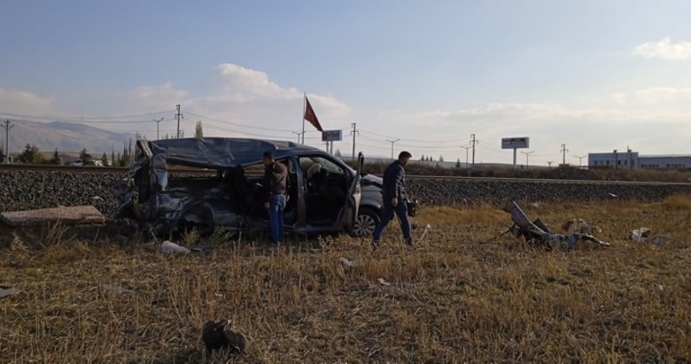Afyon’da feci kaza! Yolcu treni minibüse çarptı