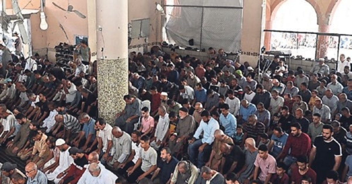 Gazze’de bombasız ilk cuma namazı