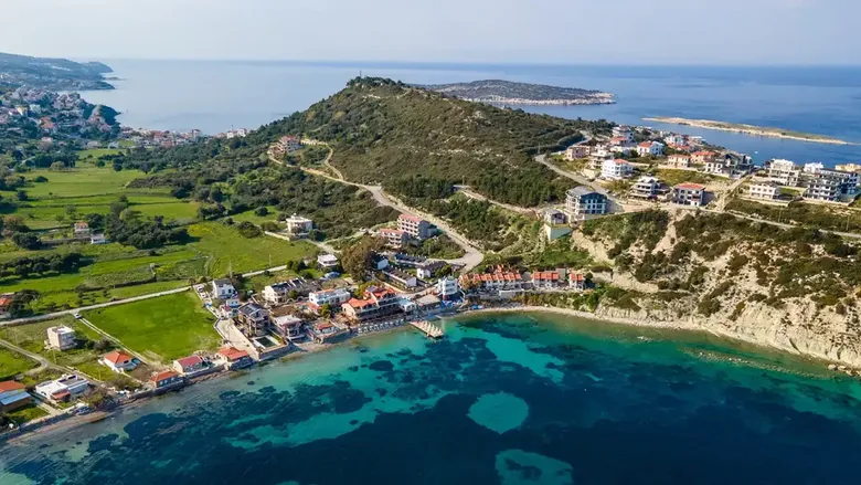 izmirin-bu-ilcesinde-hava-baska-giden-geri-donmek-istemiyor-gencinden-yaslisina-herkesin-favorisi-1785605041452.png