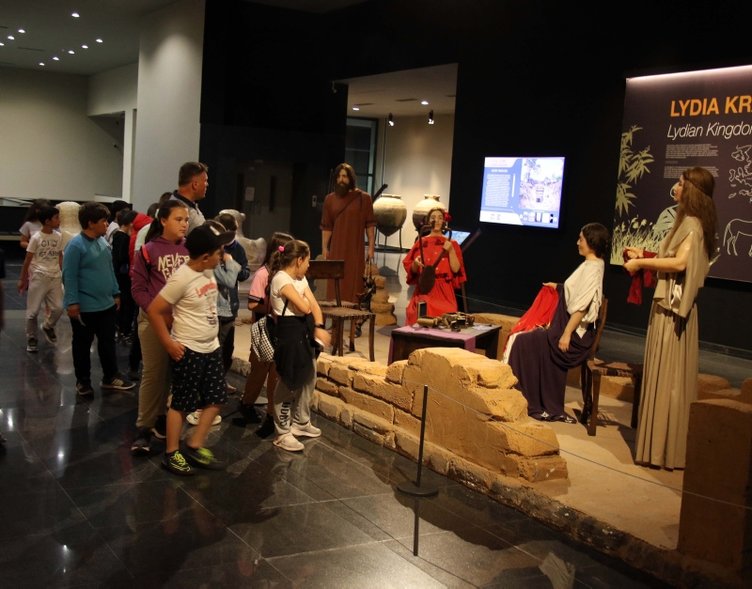 Karun Hazinesi’nin de sergilendiği Uşak Arkeoloji Müzesi’ne yoğun ilgi