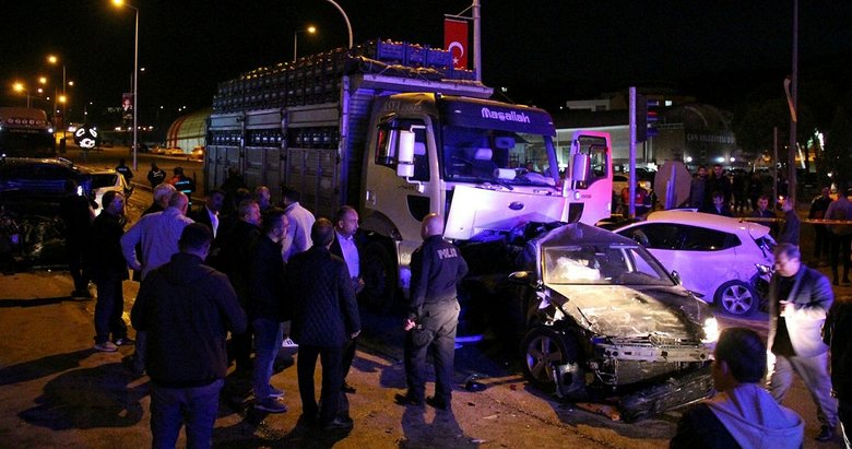 Kamyon kırmızı ışıkta duran araçlara çarptı: 9 yaralı