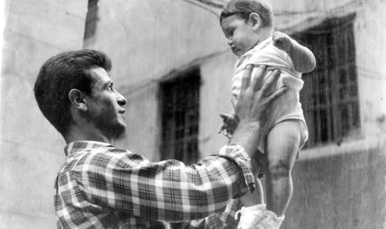 Vefatının 32. yılında unutulmadı! Sevenleri ’Taçsız Kral’ı kabri başında andı