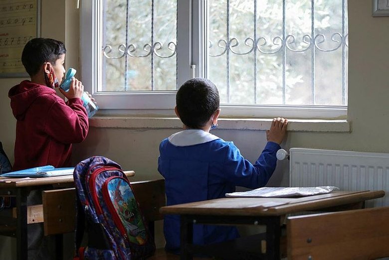 İzmir’de yüz yüze eğitim yeniden başladı! Teneffüste sosyal mesafeli oyun